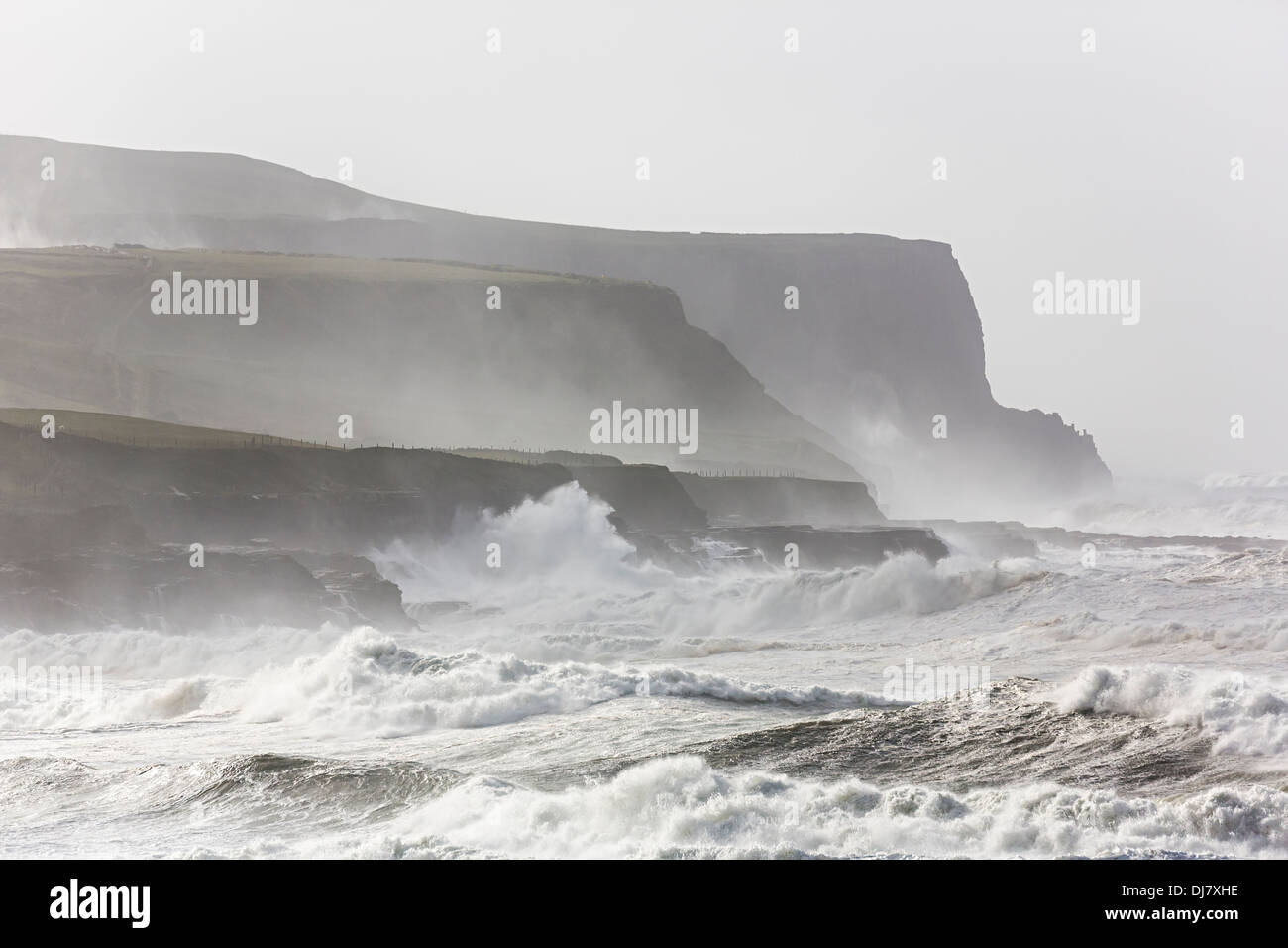 Tempesta le onde a Doolin con le scogliere di Moher in background, Co. Clare, Irlanda Foto Stock