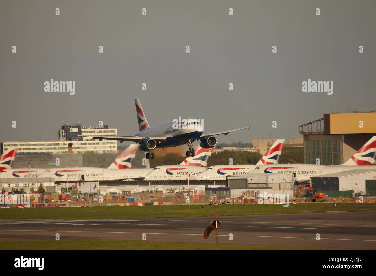 British Airways Airbus A320 jet l'atterraggio all'Aeroporto di Londra Heathrow Foto Stock