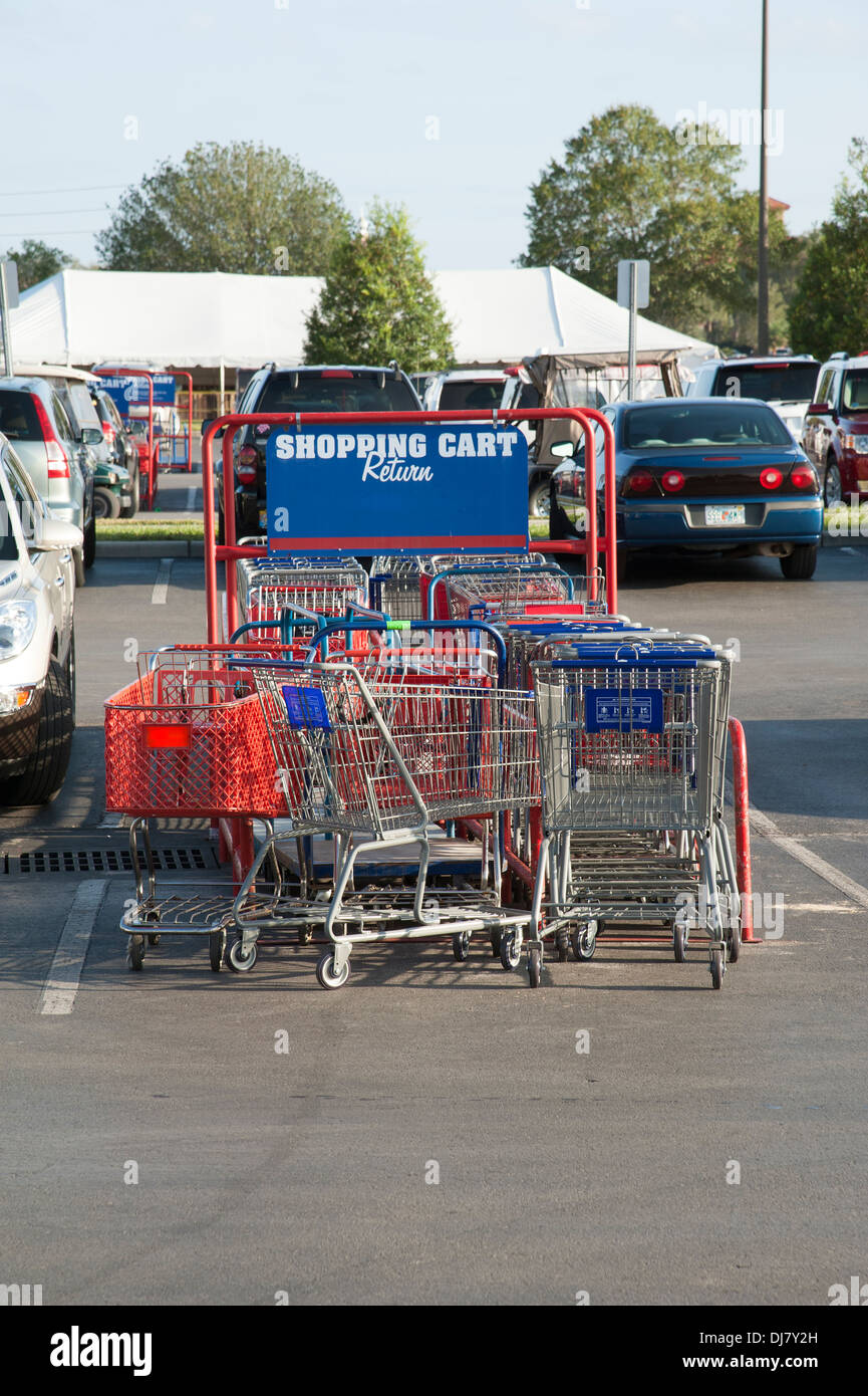 Carrello spesa area di ritorno in un supermercato americano parcheggio auto Foto Stock