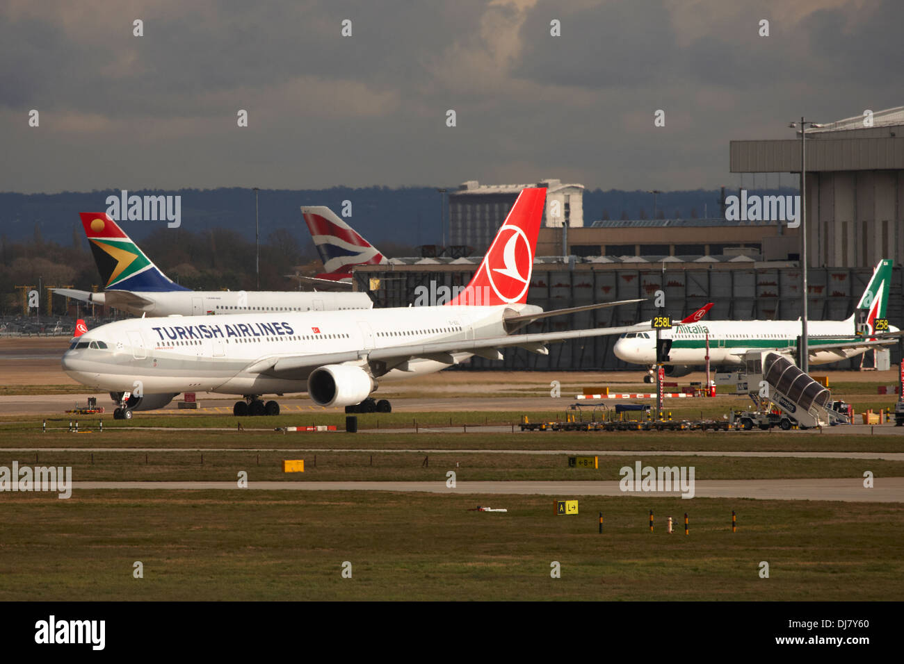 La Turkish Airlines Airbus A330 la tassazione all'Aeroporto di Londra Heathrow Foto Stock