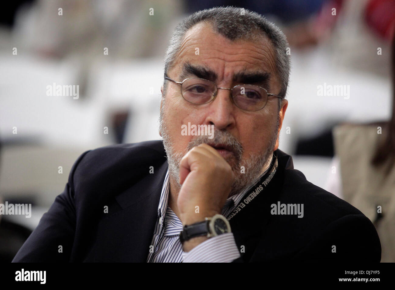 Tegucigalpa, Honduras. 24 Novembre, 2013. Capo del Tribunale Elettorale di Honduras, David Matamoros prende parte alle elezioni generali, a Tegucigalpa, capitale dell Honduras, su nov. 24, 2013. Milioni di Hondurans ha iniziato a muoversi verso le stazioni di polling su tutto il territorio nazionale domenica mattina di votare ed eleggere il nuovo presidente del paese per il successo attuale presidente Porfirio Lobo Sosa, il cui mandato quadriennale termina nel 2014. Credito: Oscar Rivera/Xinhua/Alamy Live News Foto Stock