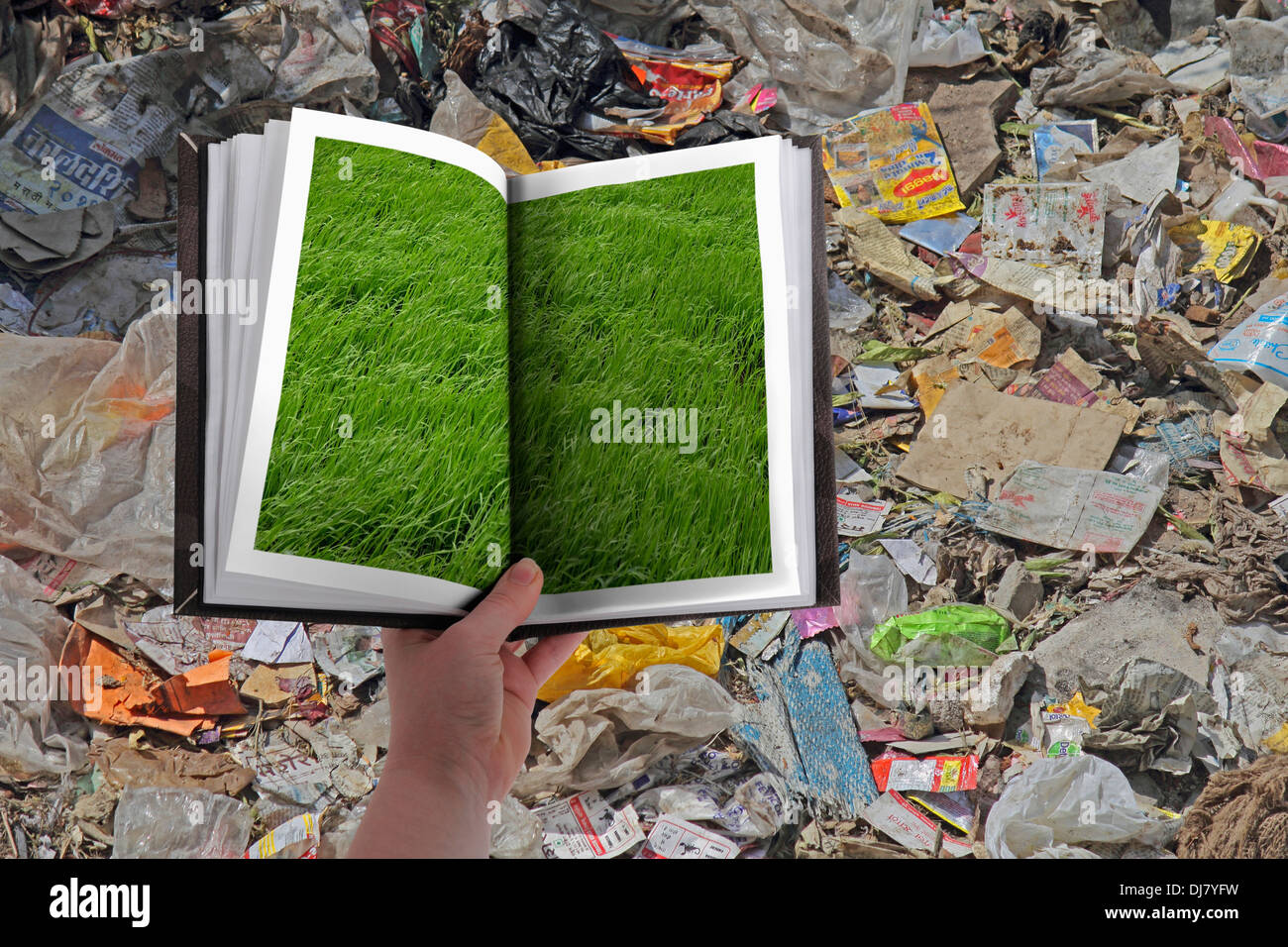 Garbage sulla terra verde in passato , concetto Foto Stock