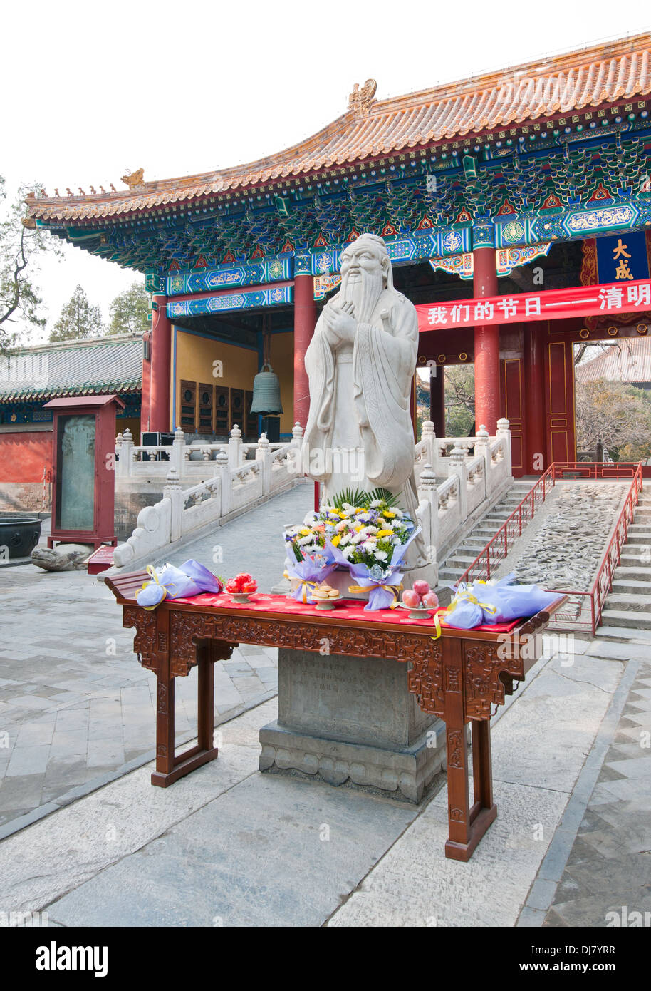 Statua di Confucio nella parte anteriore del Dacheng Gate nel Tempio di Confucio al Guozijian Street a Pechino in Cina Foto Stock