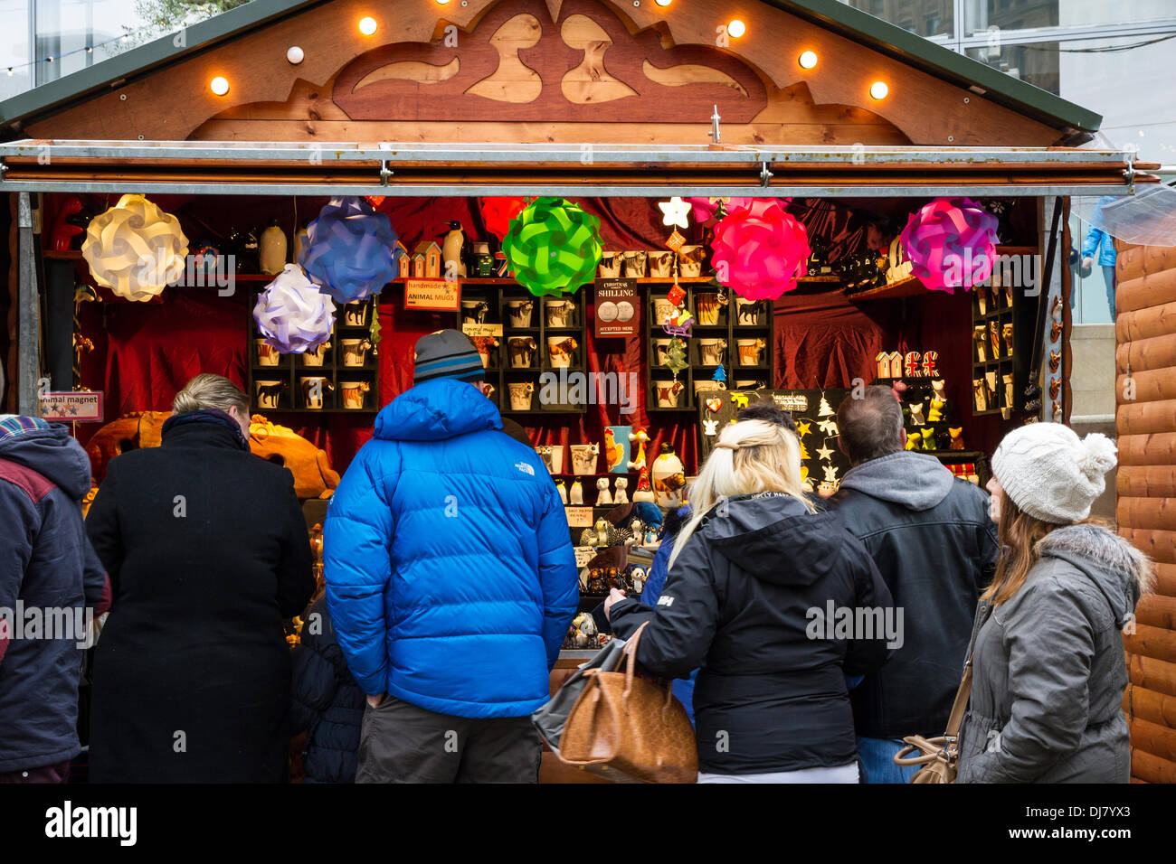Manchester, Regno Unito. 24 Novembre, 2013. Visitatori abbracciando il Manchester Mercatini di Natale nel suo quindicesimo anno Credito: Andrew Barker/Alamy Live News Foto Stock