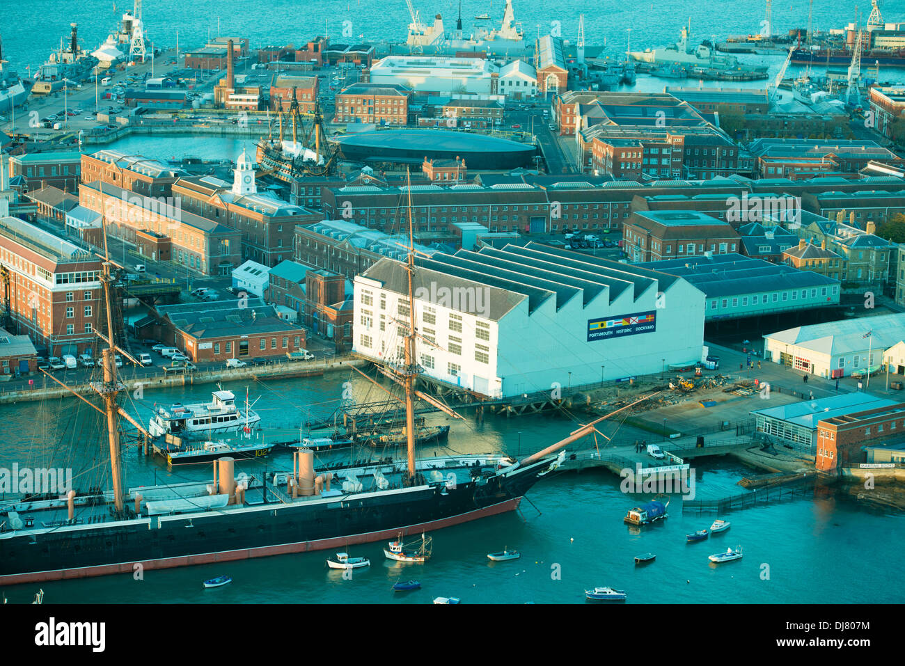 HMS Warrior, HMS Victory e la Mary Rose museum in vista aerea attraverso lo Storico Cantiere Navale di Portsmouth Foto Stock