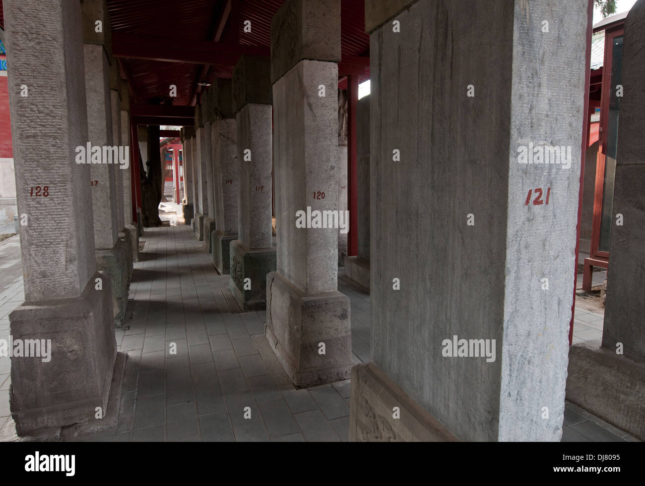 Tavolette di pietra nel Tempio di Confucio al Guozijian Street a Pechino in Cina Foto Stock