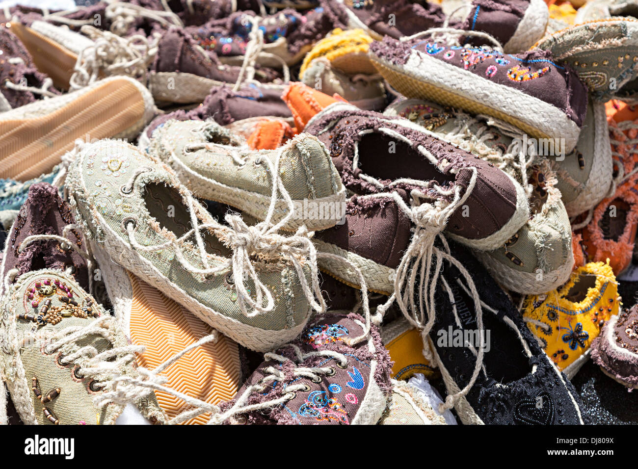 Scarpe in vendita al mercato di domenica, Teguise, Lanzarote, Isole Canarie, Spagna Foto Stock