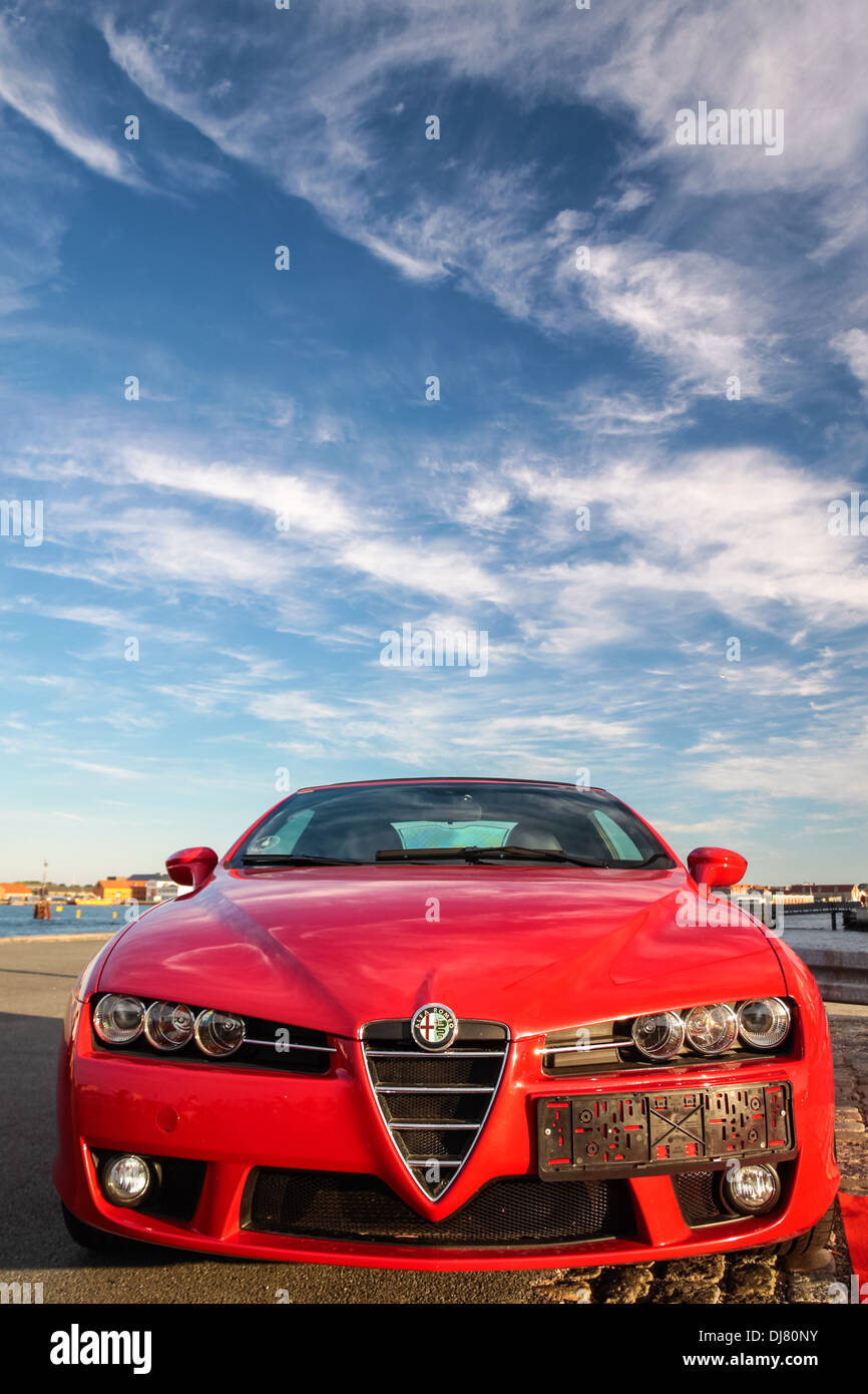 Rossa Alfa Romeo Auto sportiva (vista frontale) con cielo blu Foto Stock