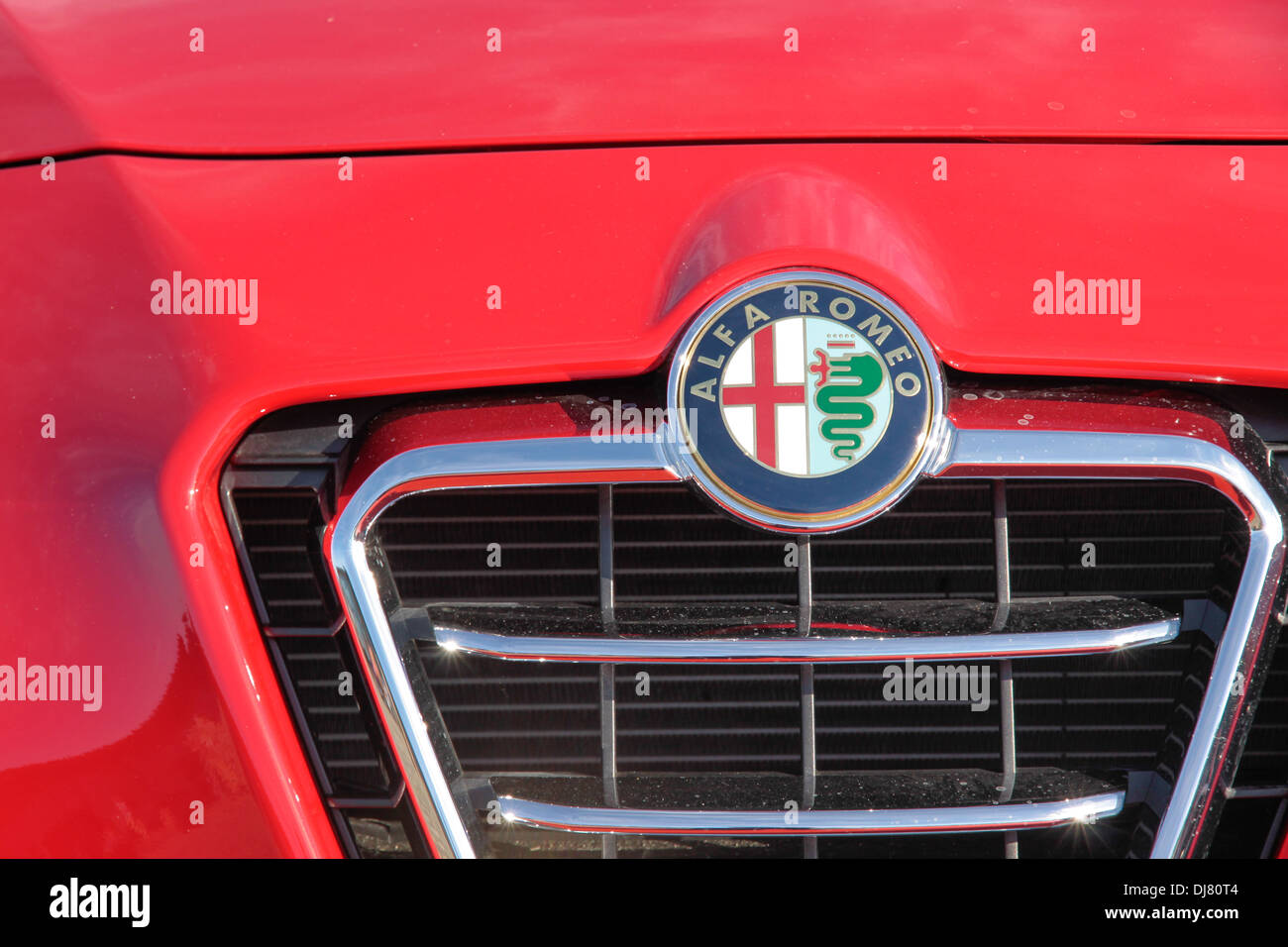 Alfa Romeo logo su auto sportiva rossa Foto Stock