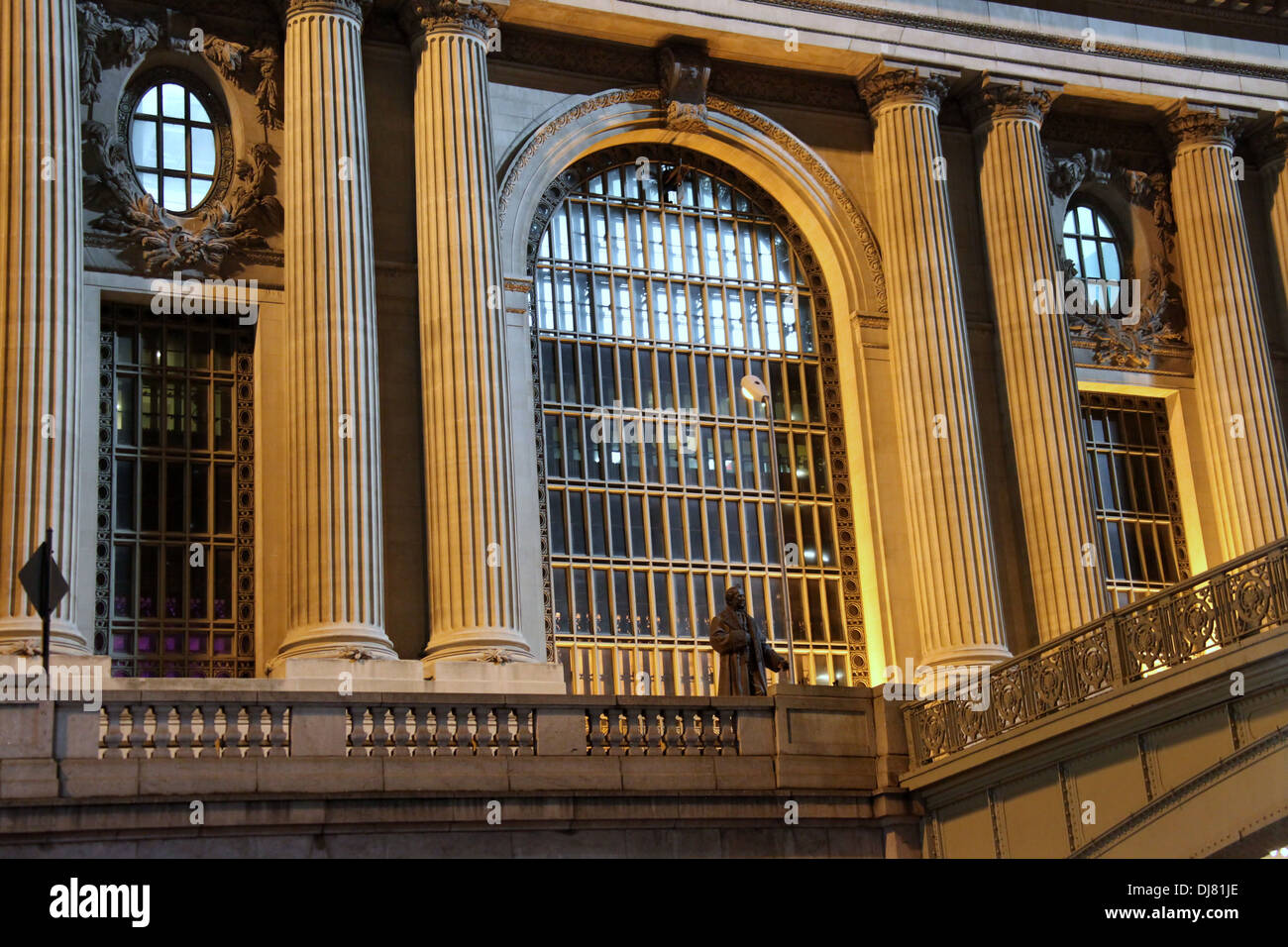 Statua di Commodore Cornelius Vanderbilt sulla facciata sud del Grand Central Terminal di Manhattan Foto Stock