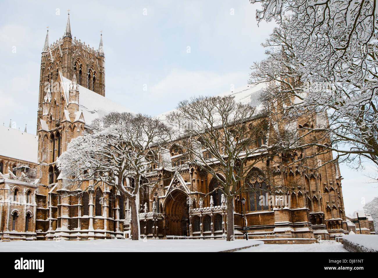 Cattedrale di Lincoln e alberi in primo piano, coperto di neve in una fredda giornata invernale Foto Stock