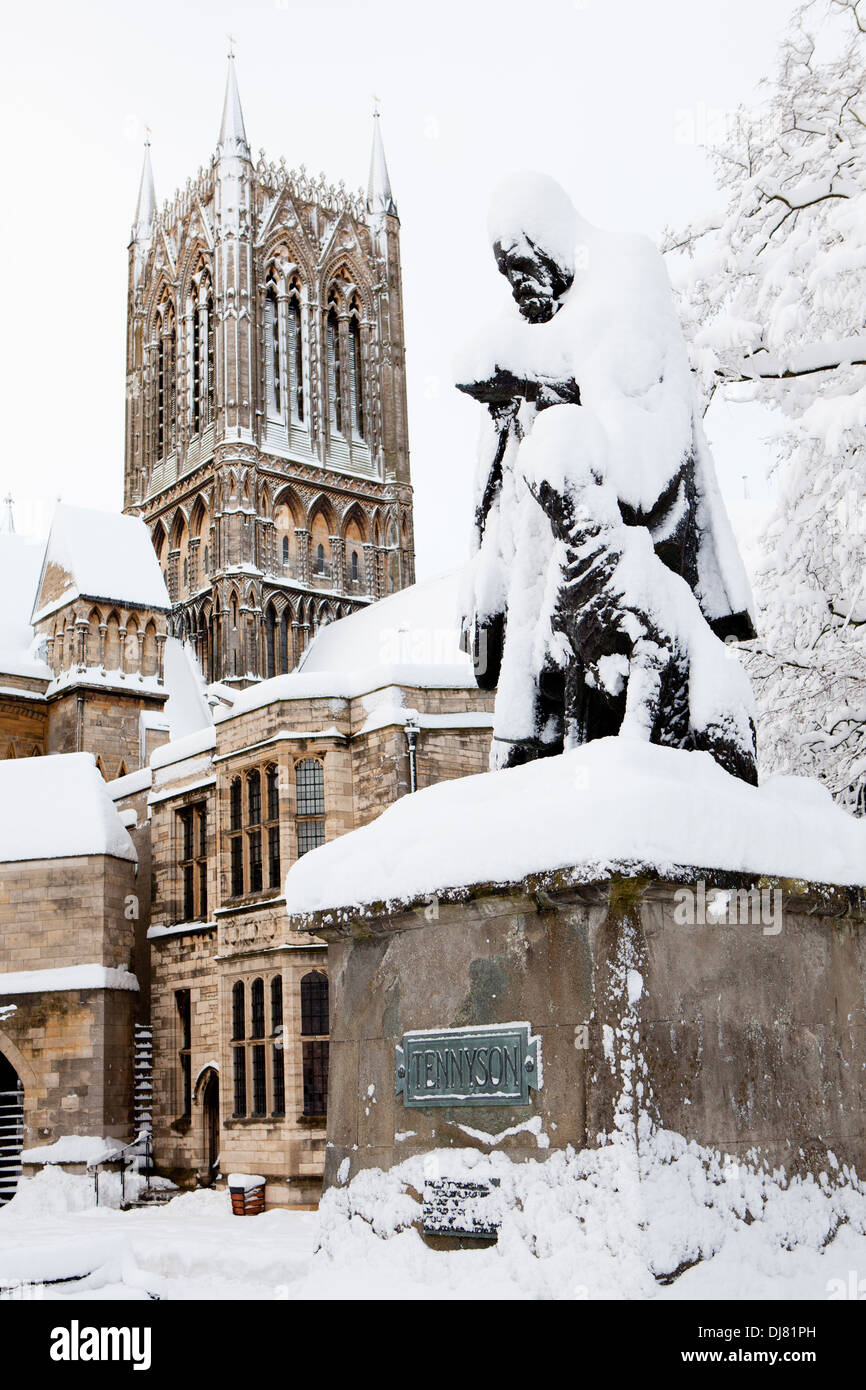 Statua del poeta laureato Alfred Tennyson Signore e il suo cane, ricoperta di neve nella motivazione della Cattedrale di Lincoln in Lincolnshire Foto Stock