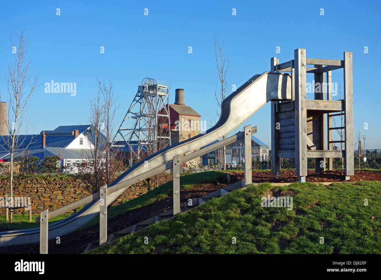 Un parco giochi per i bambini presso il centro Heartlands in Redruth, Cornwall, Regno Unito Foto Stock