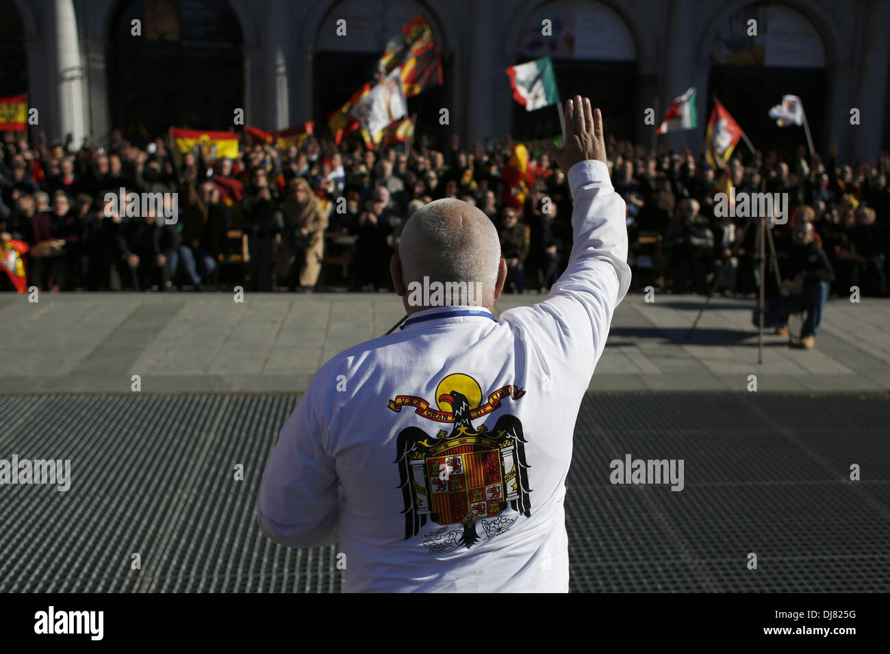 Madrid, Spagna. 24 Novembre, 2013. Un leader fascista fa un fascista per salutare la folla durante una manifestazione di protesta che commemora il gen. Francisco Franco la morte. Centinaia di persone i sostenitori della passata dittatura spagnolo ha tenuto un rally la domenica per celebrare l'anniversario del dittatore Francisco Franco la morte. La manifestazione ha avuto luogo a Madrid la centrale Plaza de Oriente.Foto: Rodrigo Garcia/NurPhoto Credito: Rodrigo Garcia/NurPhoto/ZUMAPRESS.com/Alamy Live News Foto Stock