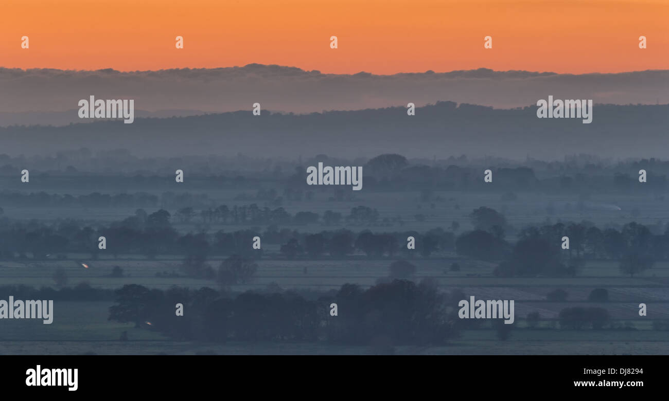 Il tramonto del Somerset livelli, prese Walton Hill guardando oltre a Exmoor Foto Stock