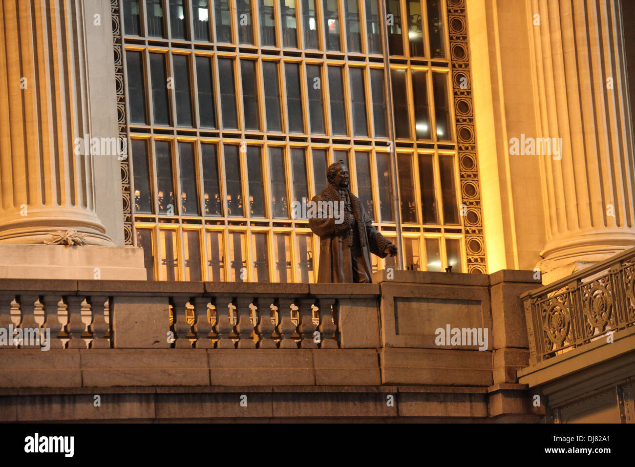 Statua di Commodore Cornelius Vanderbilt sulla facciata sud del Grand Central Terminal di Manhattan Foto Stock