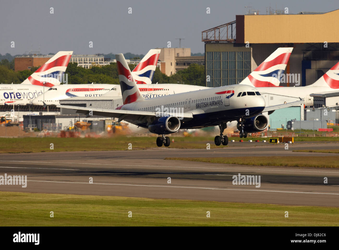 British Airways Airbus A320 jet l'atterraggio all'Aeroporto di Londra Heathrow Foto Stock