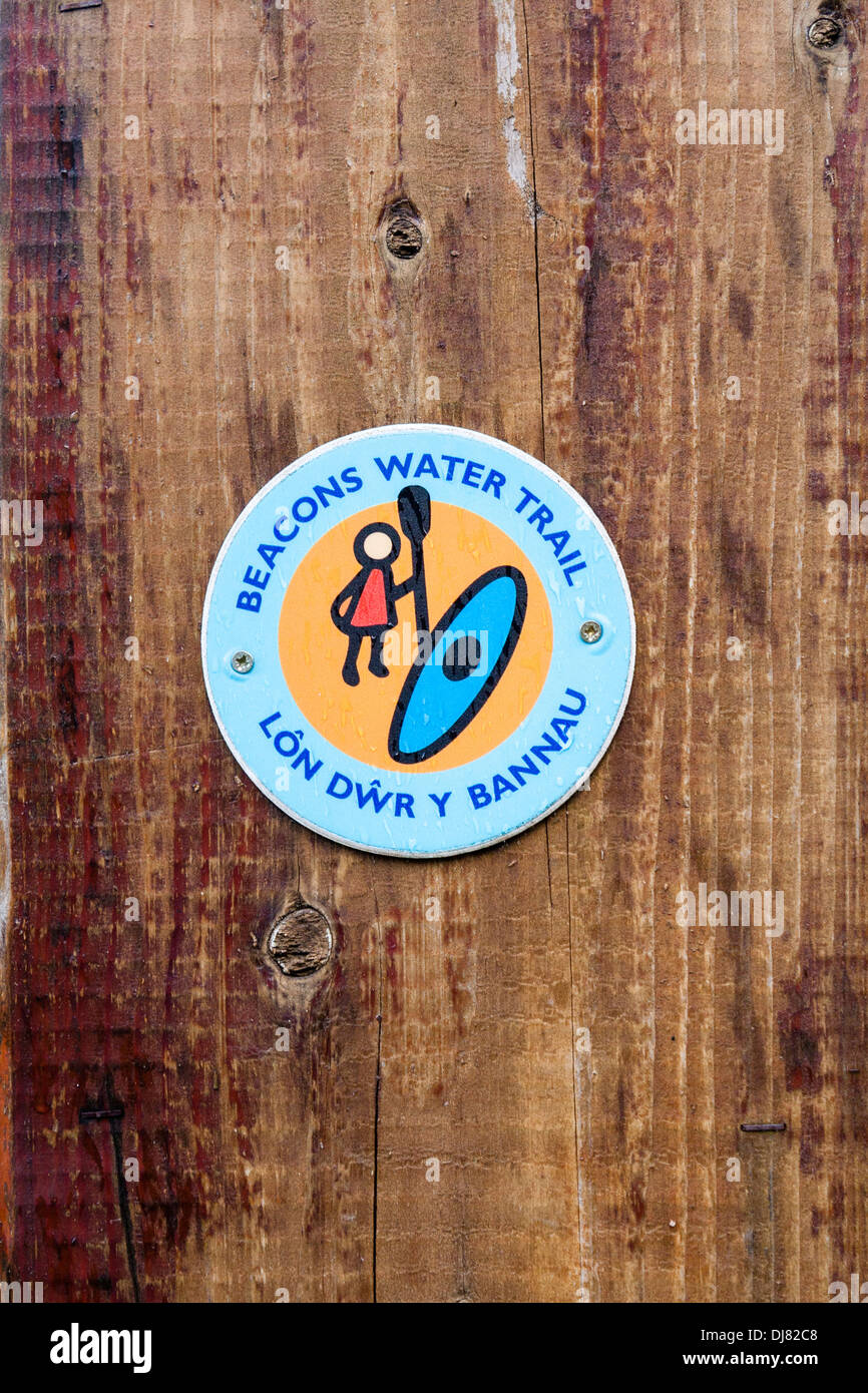 Segno per i beacon sentiero dell'acqua in gallese e inglese su un palo di legno a west calder on Usk Foto Stock