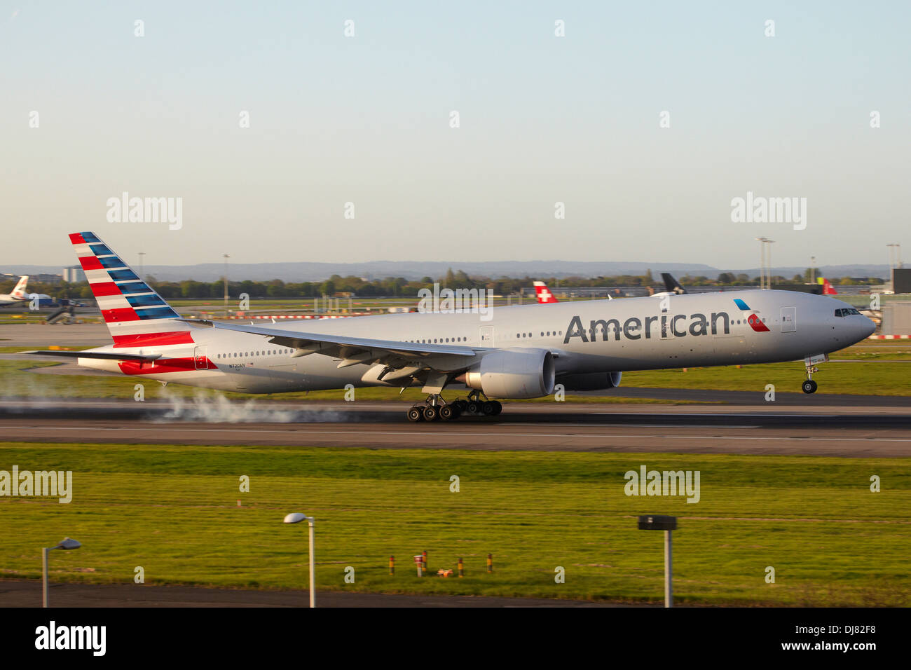 American Airlines Boeing 777 in nuovi colori l'atterraggio all'Aeroporto di Londra Heathrow Foto Stock