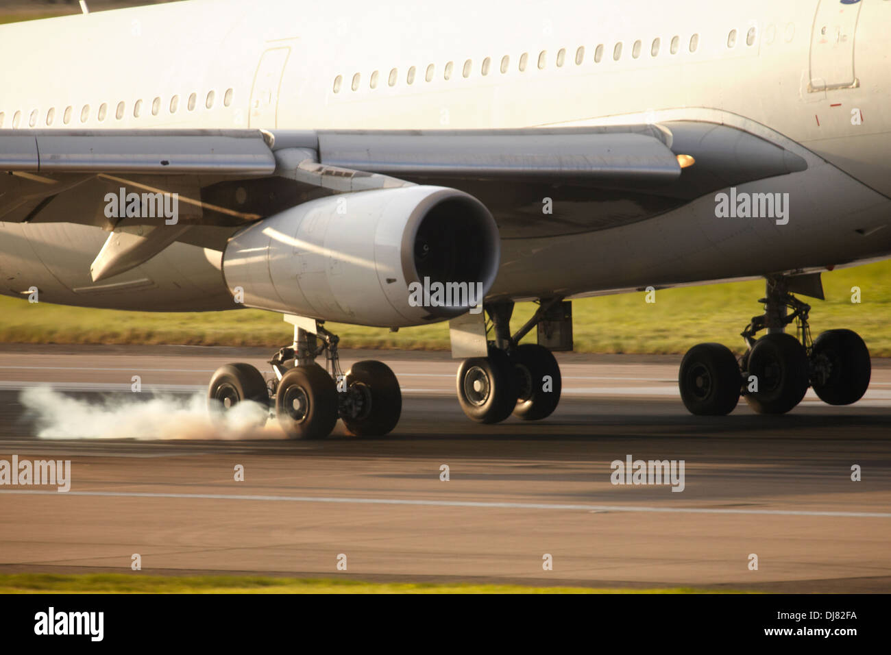 Close up di aerei di atterraggio con fumo Foto Stock