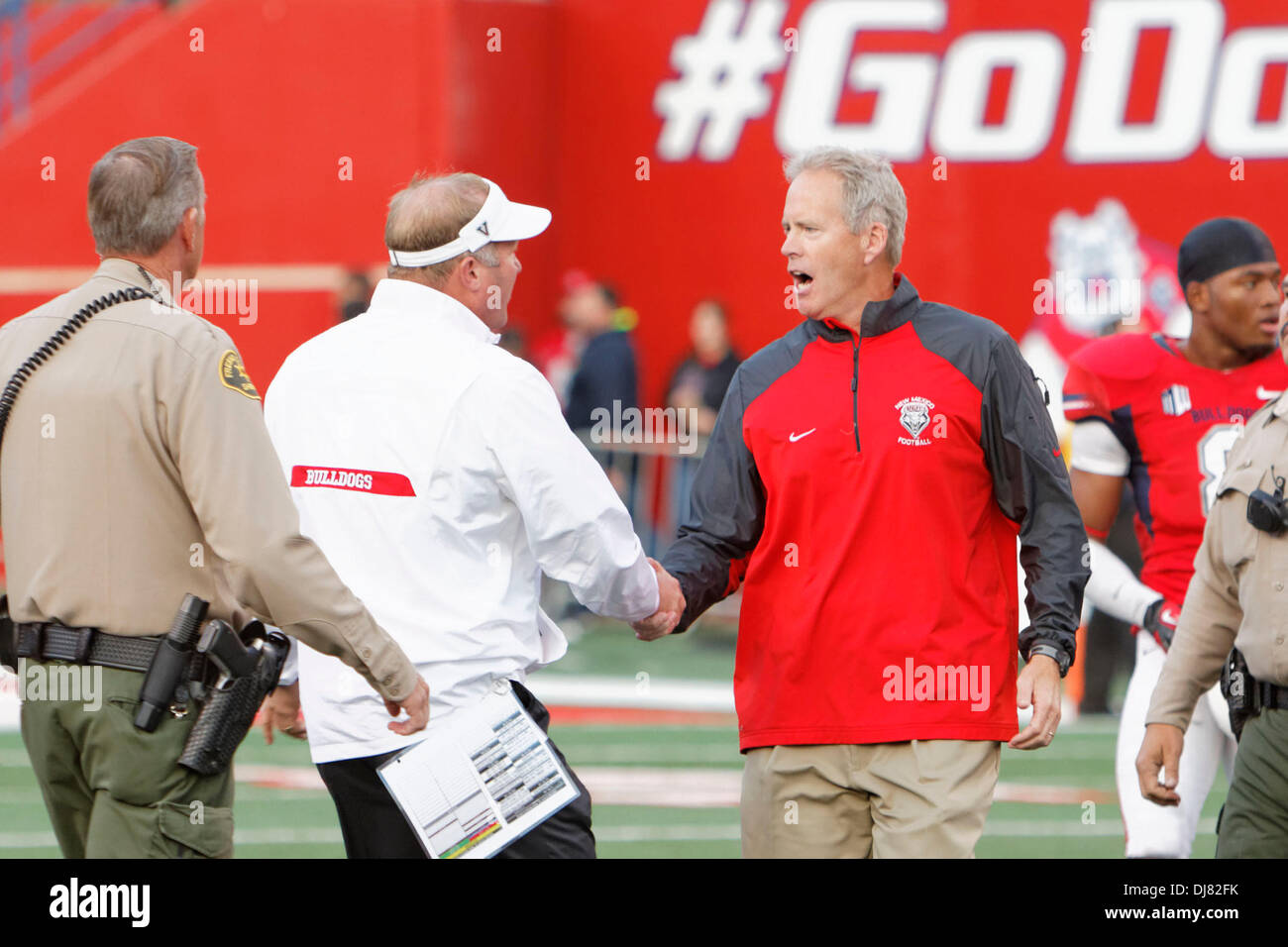 Il 12 Dic. 2012 - Novembre 23, 2013 Fresno, CA - Fresno stato head coach Tim DeRuyter (sinistra) incontra il Messico Nuovo head coach Bob Davie dopo il gioco tra il New Mexico Lobos e il Raschino di Fresno membro Bulldogs a Bulldog Stadium di Fresno, CA. Fresno membro ha vinto il gioco da 69 a 28. Foto Stock