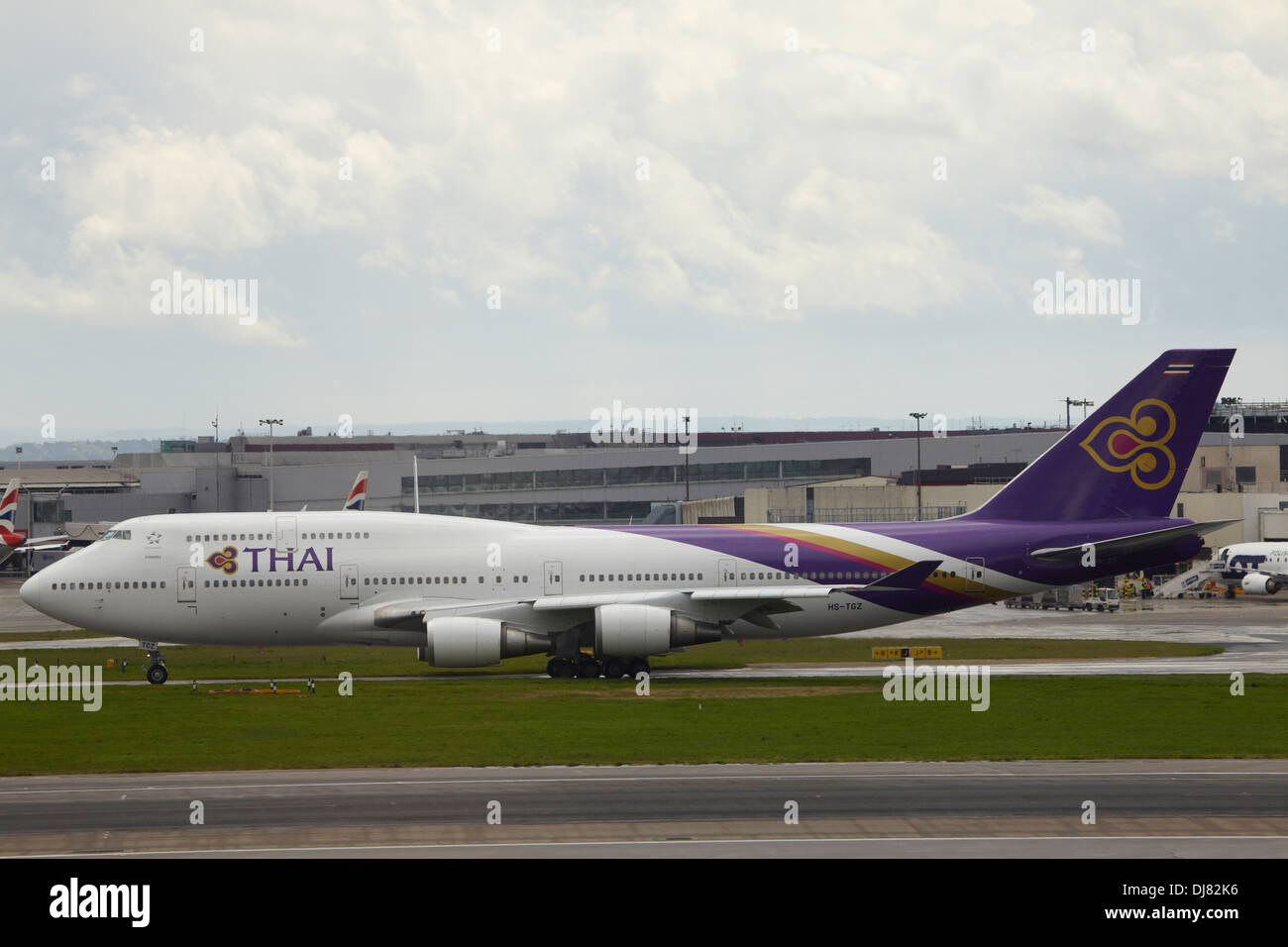Thai Airways boeing 747 jumbo jet in rullaggio a London Heathrow Airport Foto Stock
