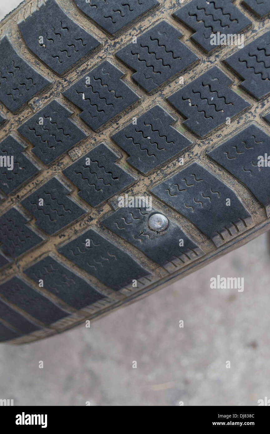 Pneumatico sgonfio (pneumatico) a causa di lavori di costruzioni chiodo  Foto stock - Alamy