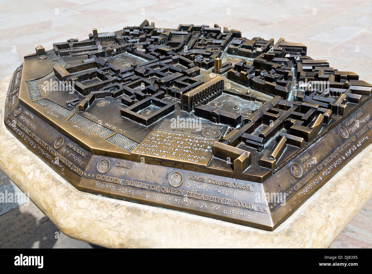 Scultura in bronzo mappa con il braille di Cambridge città di Vernon McElroy 2002 arte fuori una grande chiesa di Santa Maria di Cambridge, in Inghilterra Foto Stock