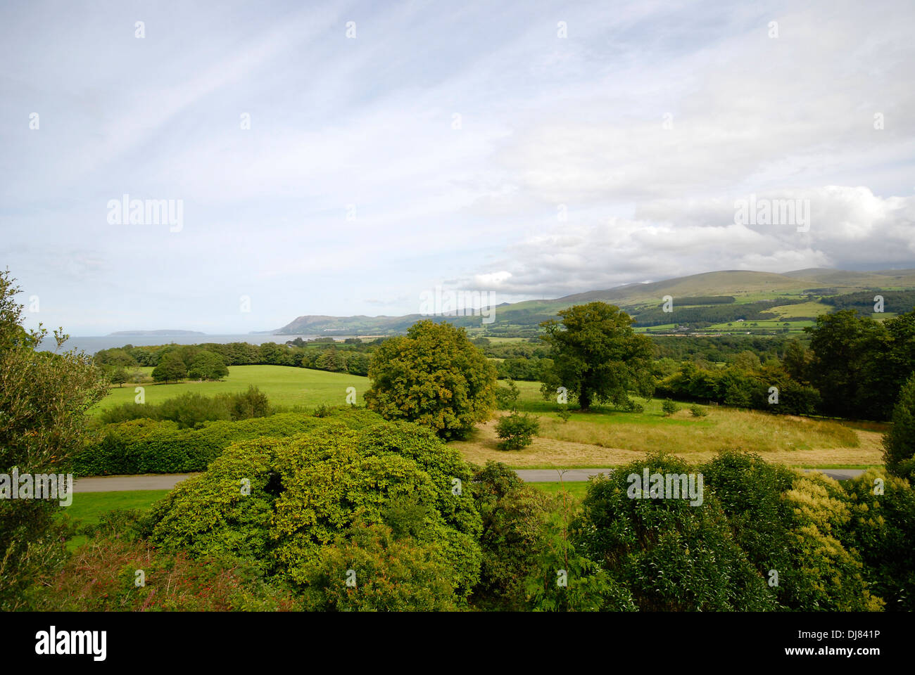 Affacciato sulla campagna verso il Menai Strait e Conwy Bay vicino a Bangor Wales Foto Stock