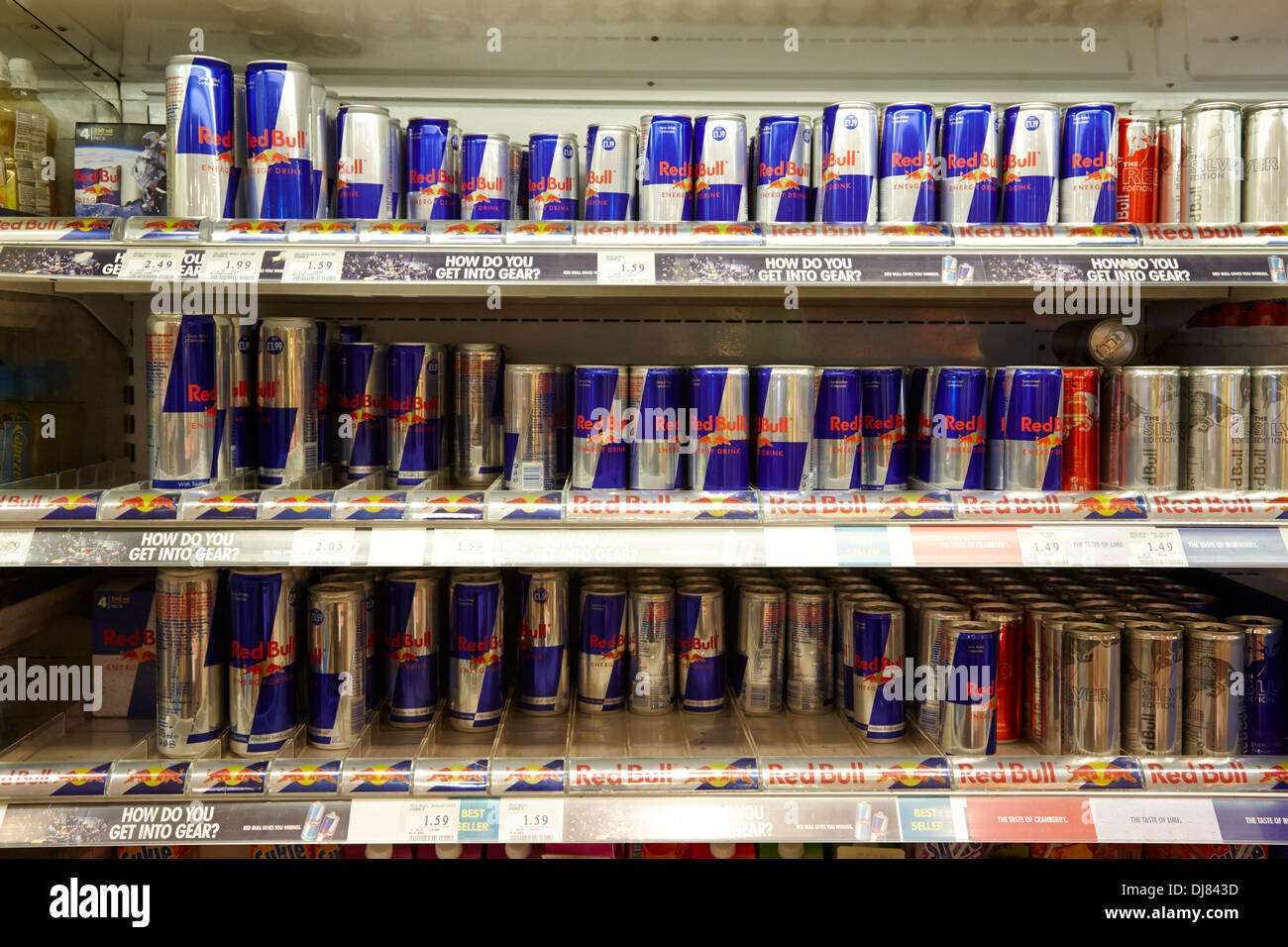 Redbull soft drink energetici nei frigoriferi in un piccolo negozio nel Regno Unito Foto Stock