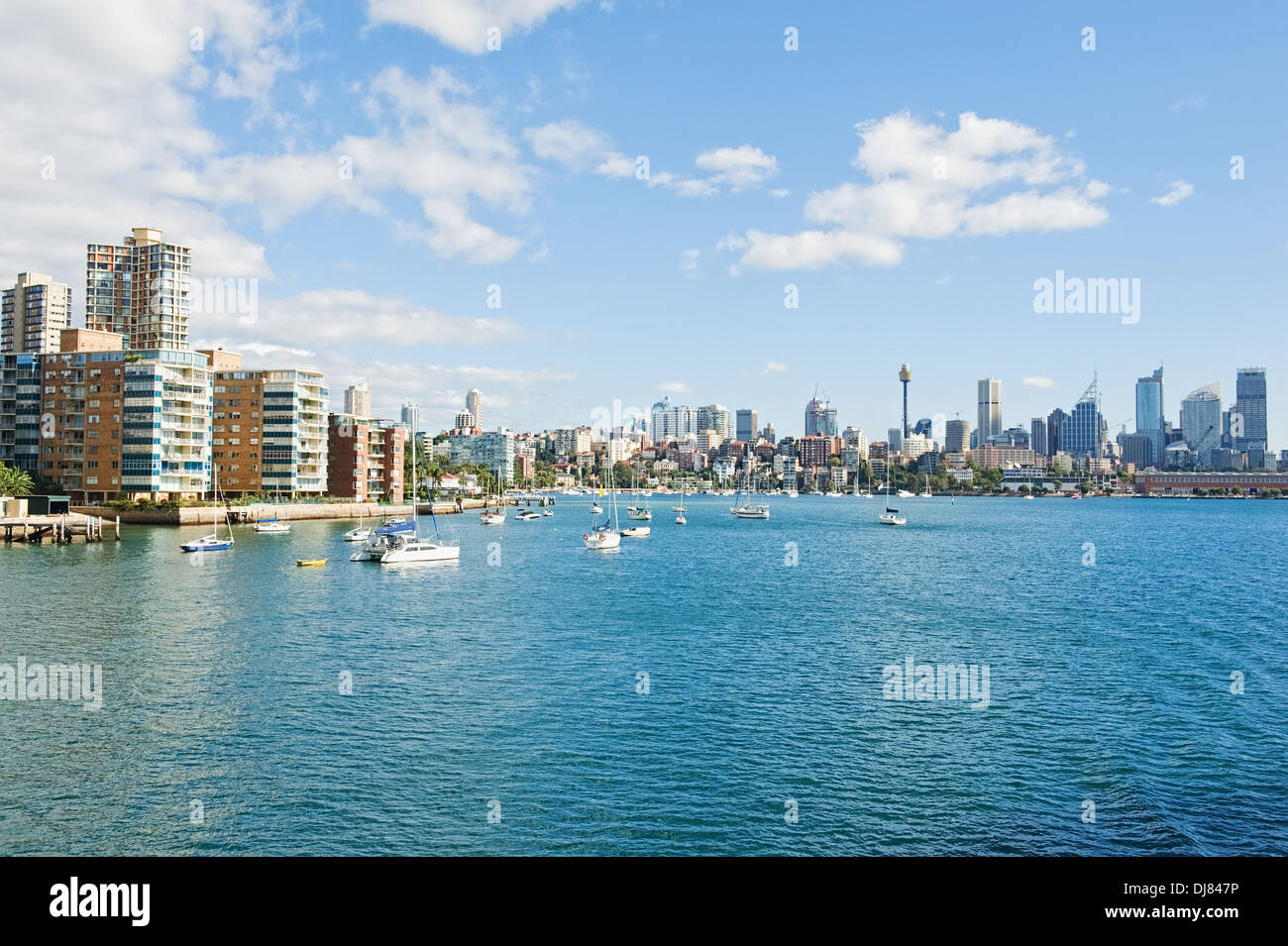 Skyline di Sydney con la città sede station wagon e il Porto di Sydney Foto Stock