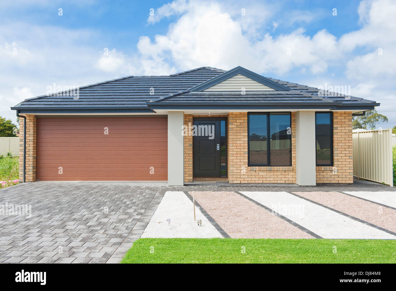 Tipica facciata di una moderna casa australiana a mezzogiorno Foto Stock