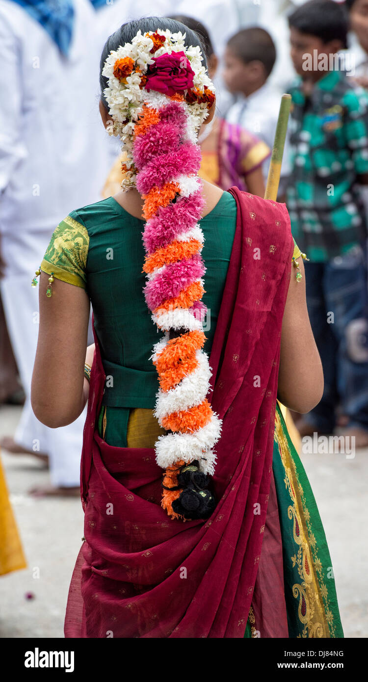 Tradizionali di ghirlande di fiori in Indian ragazze capelli in un festival. Andhra Pradesh, India Foto Stock