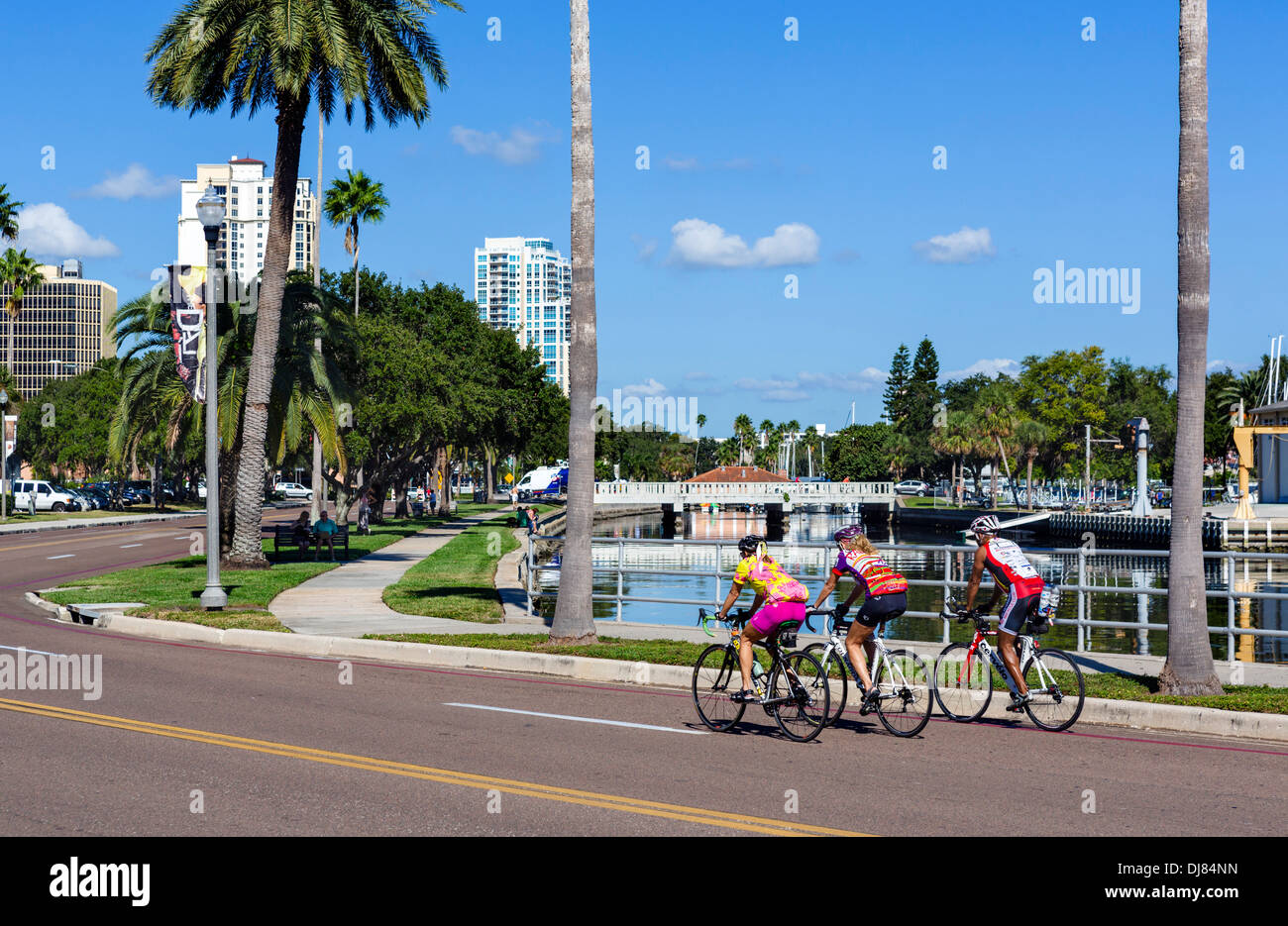 I ciclisti sulla Bay Shore Drive nel centro cittadino di San Pietroburgo, Florida, Stati Uniti d'America Foto Stock