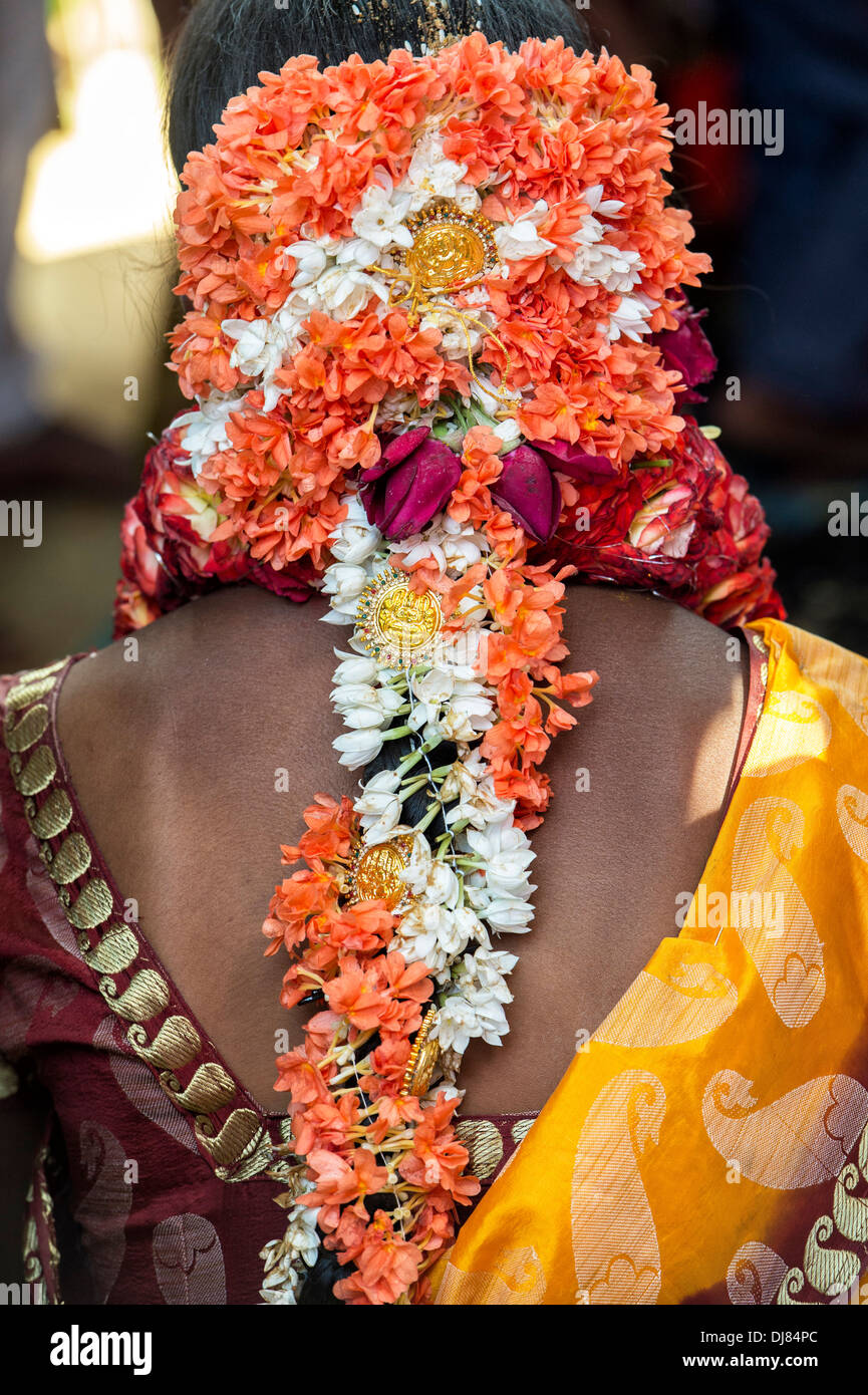 Fiori nei capelli di una indiana rurale sposa. Andhra Pradesh, India Foto Stock