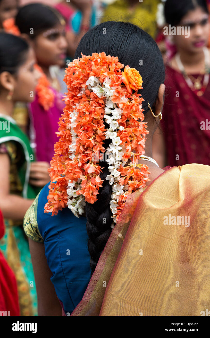Tradizionali di ghirlande di fiori in Indian ragazze capelli in un festival. Andhra Pradesh, India Foto Stock