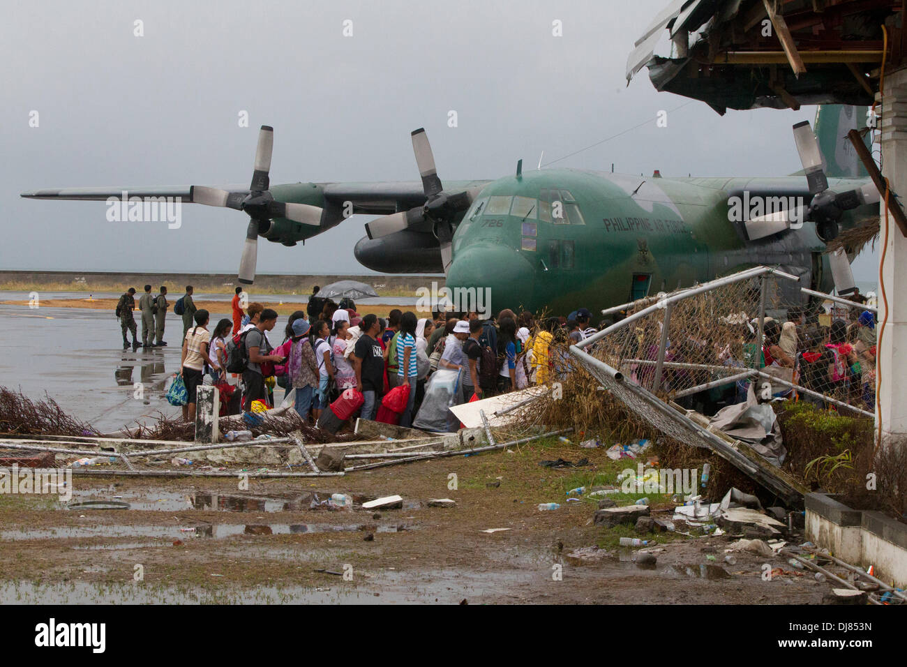 Un Hercules C130 del Philippine Air Force si erge da in preparazione per il trasporto degli sfollati. Molti stanno lasciando a causa della distruzione delle infrastrutture. Alcuni sono di lasciare per trovare lavoro altrove o semplicemente per la riunificazione con la famiglia. Foto Stock