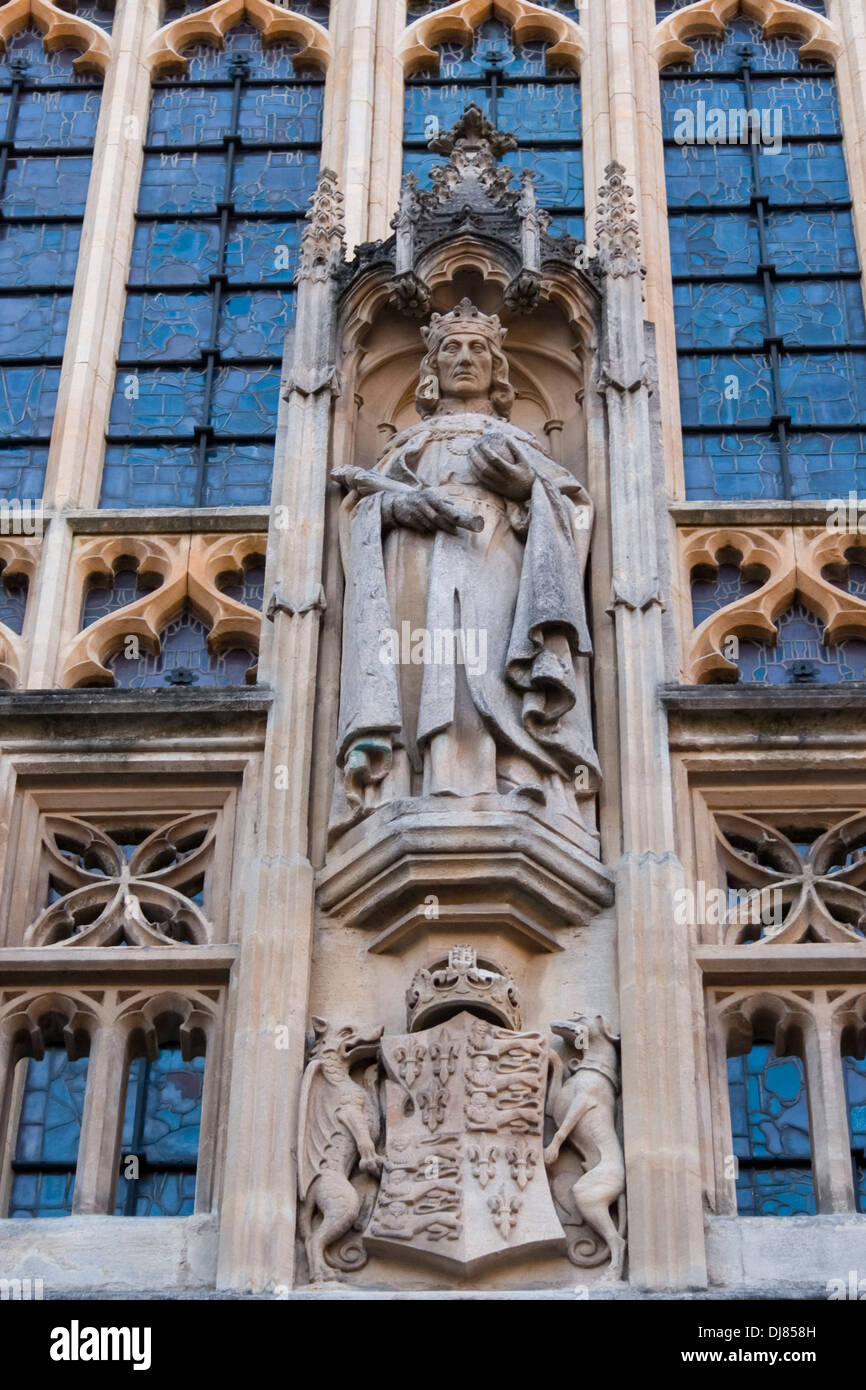 Statua di Pietra sulla chiesa medievale di Abbazia di Bath, Somerset. Regno Unito. Foto Stock