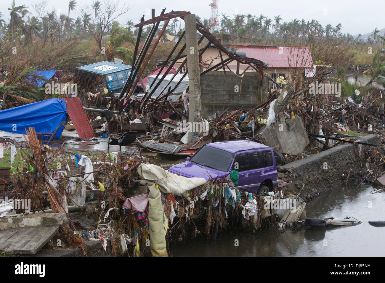 Un veicolo lasciato appeso al lato di uscita del fiume bares testamento alla forza travolgente di tifone/Haiyan/Yolanda. Foto Stock