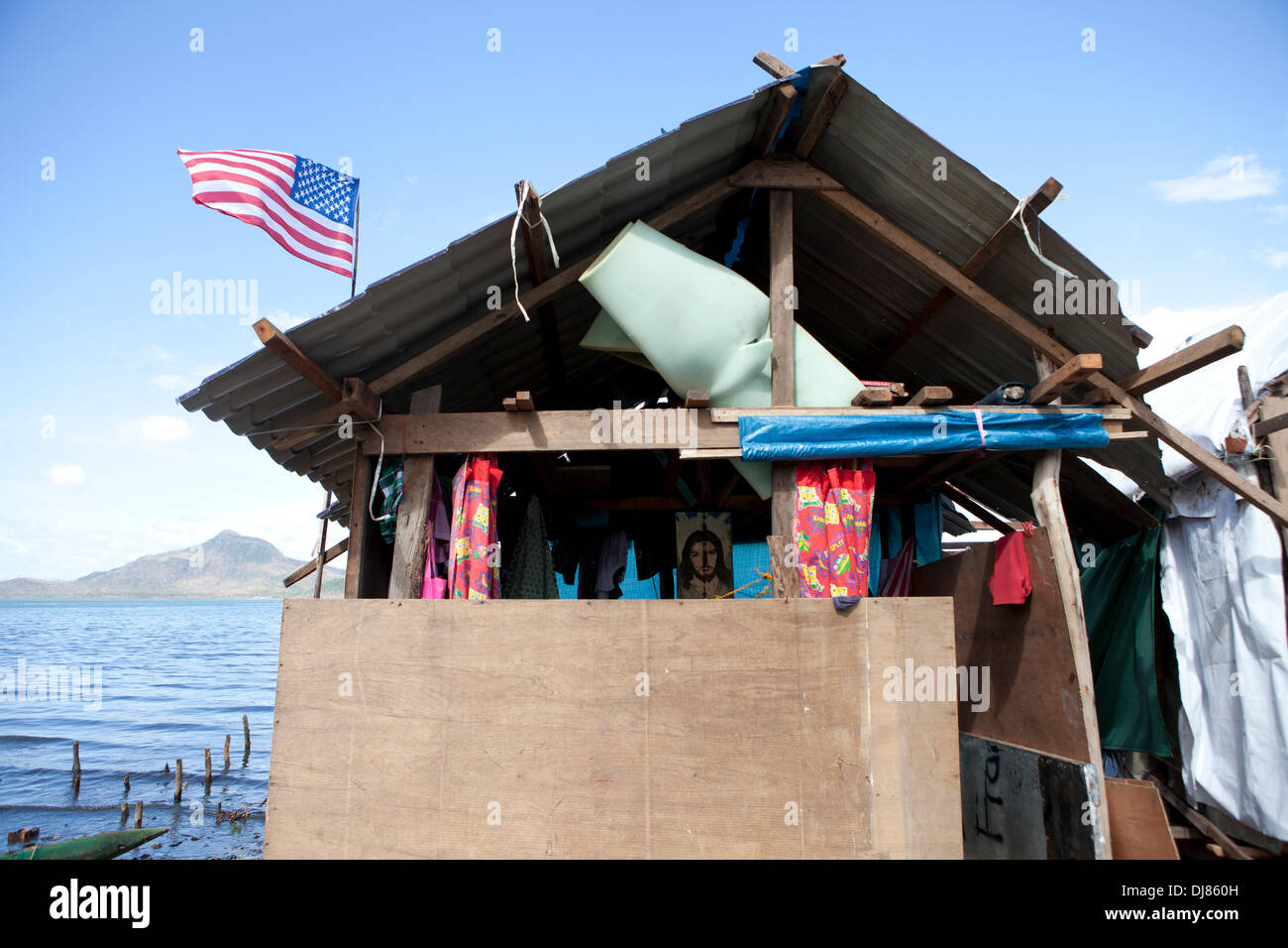 Un simbolo del contributo dato alle Filippine dagli Stati Uniti d'America,a sventola aloft questa casa temporanea eretto dai detriti della mareggiata che accompnied Typhoon Haiyan/Yolanda. Foto Stock