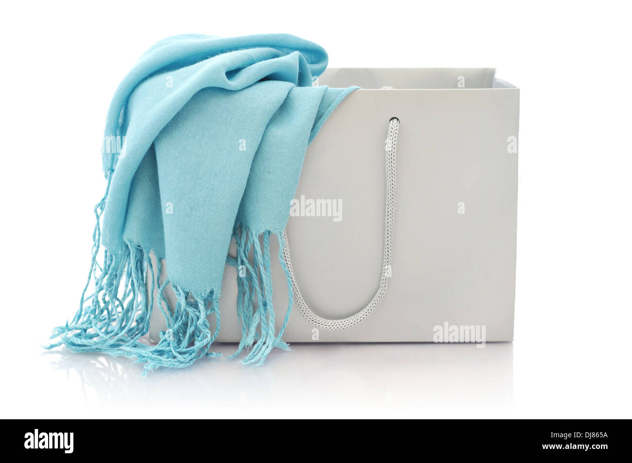 Blue sciarpa in shopping bag isolato su uno sfondo bianco Foto Stock