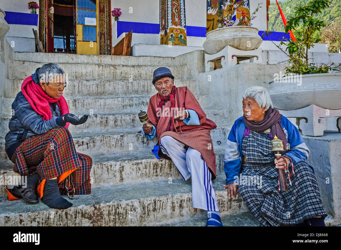 Gruppo di vecchie buddisti pregano insieme, Thimphu, Foto Stock