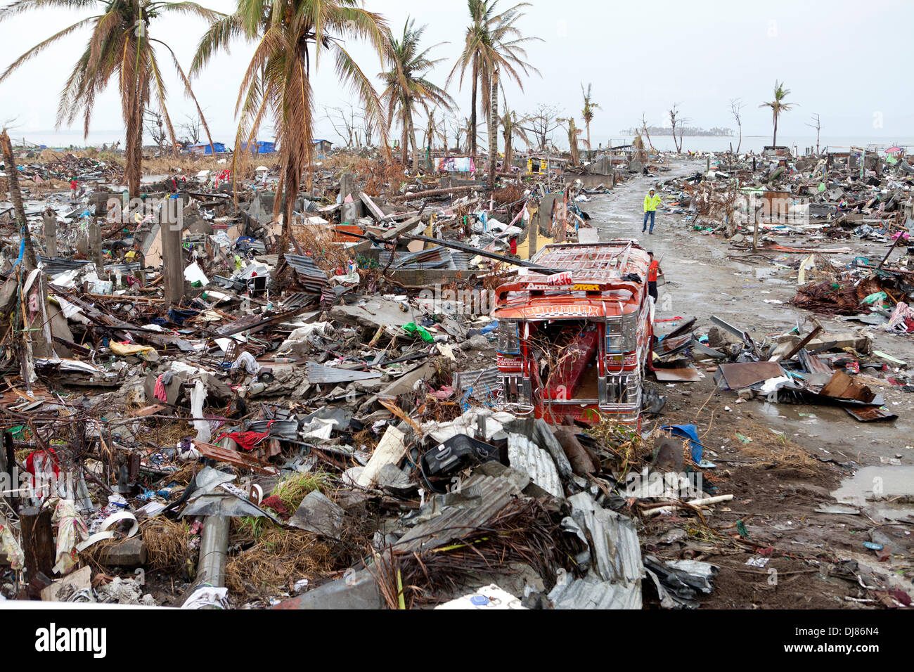 La forza distruttiva della mareggiata associato con il tifone Haiyan/Yolanda chiaramente evidente su questo approccio strada di Tacloban Aeroporto. Foto Stock