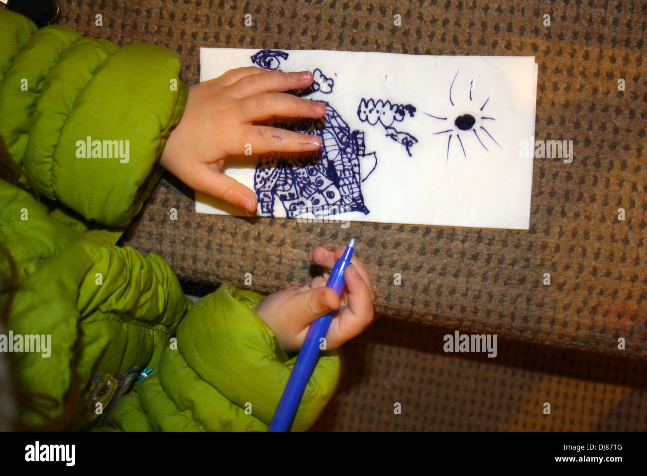 Bambino disegno con una penna Foto Stock