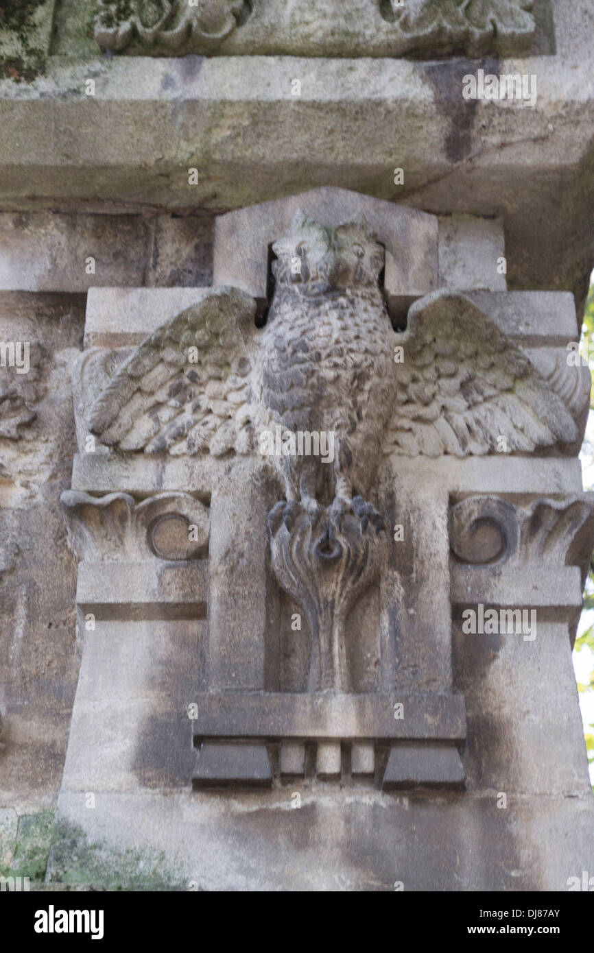 Il gufo di pietra ornamentale nel cimitero Bellu, Bucarest, Romania Foto Stock