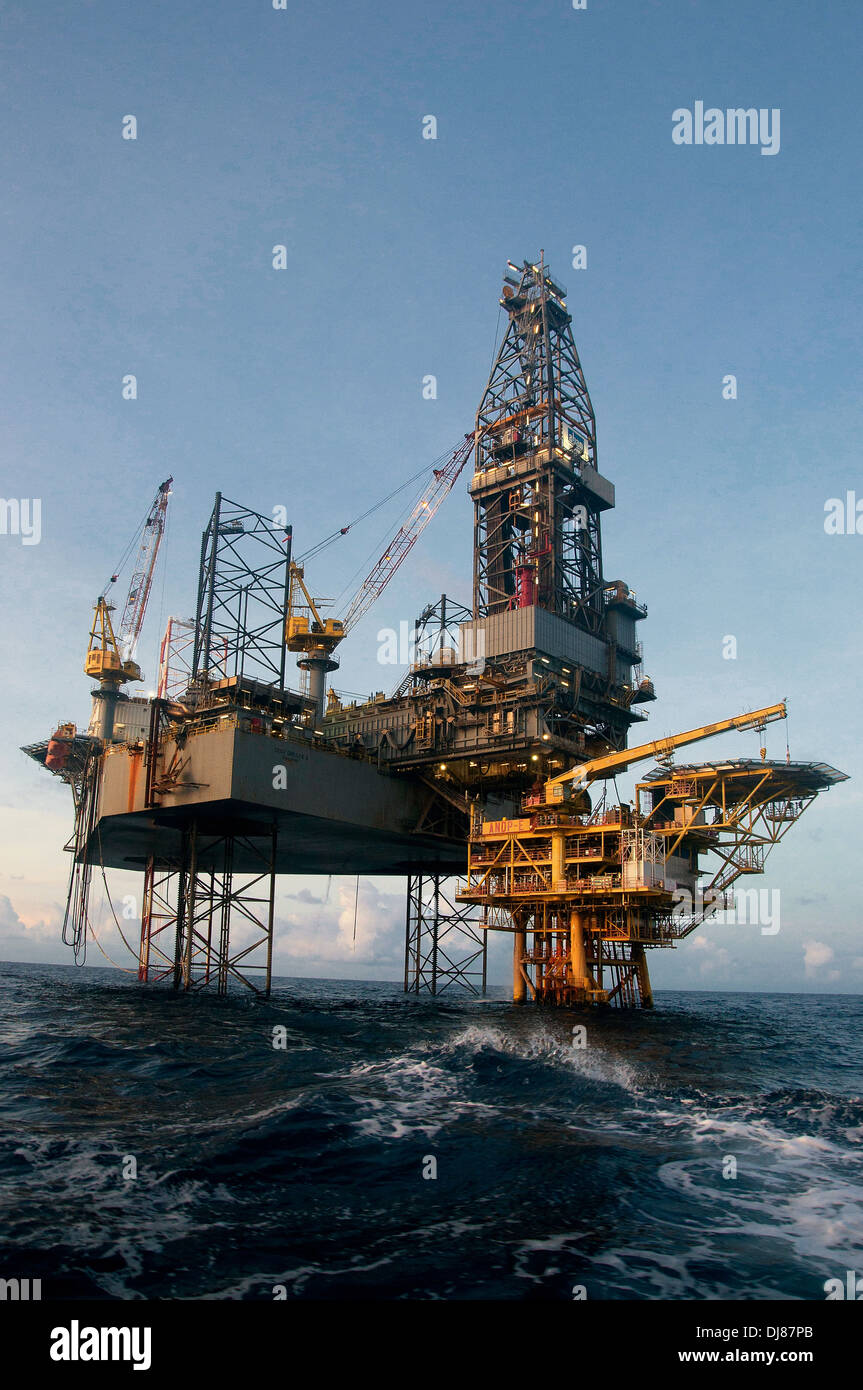 Oil Rig mattina durante la stagione dei monsoni Foto Stock
