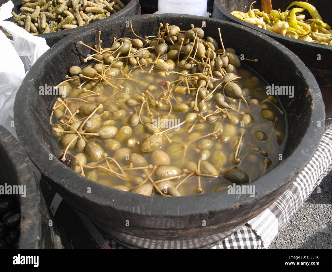 Cetriolino del Cappero Cucunci al conservati in aceto, nel locale mercato Catalana di Barcellona, Spagna Foto Stock