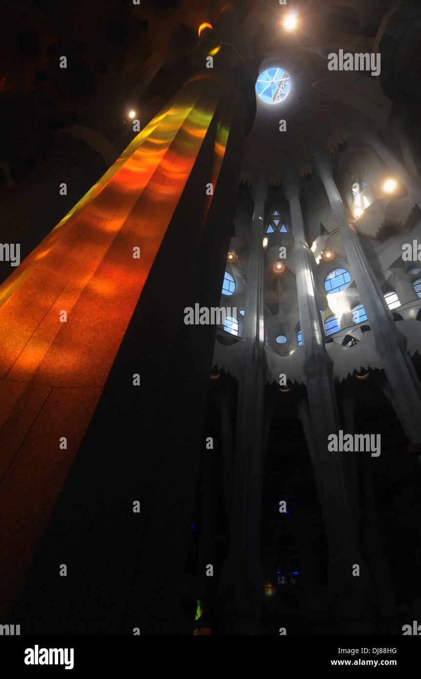 Luce dalla vetrata di colonne di luci nella cattedrale della Sagrada Familia di Barcellona, Spagna Foto Stock