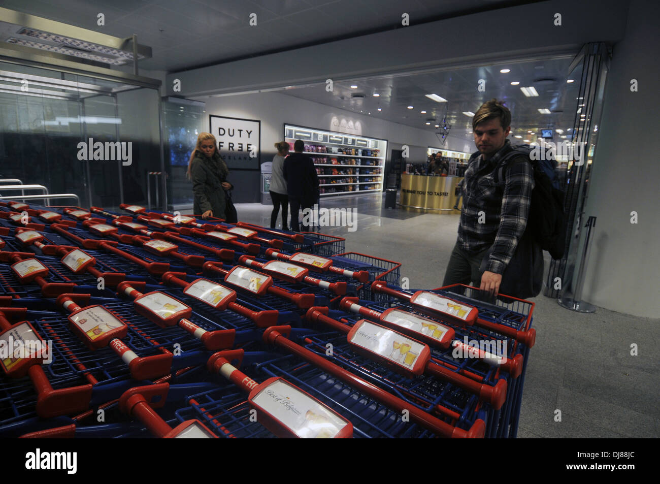 Duty-free supermercato a Keflavik (Leif Eriksson) aeroporto è il luogo più conveniente per acquistare di alcol nel paese, Islanda Foto Stock