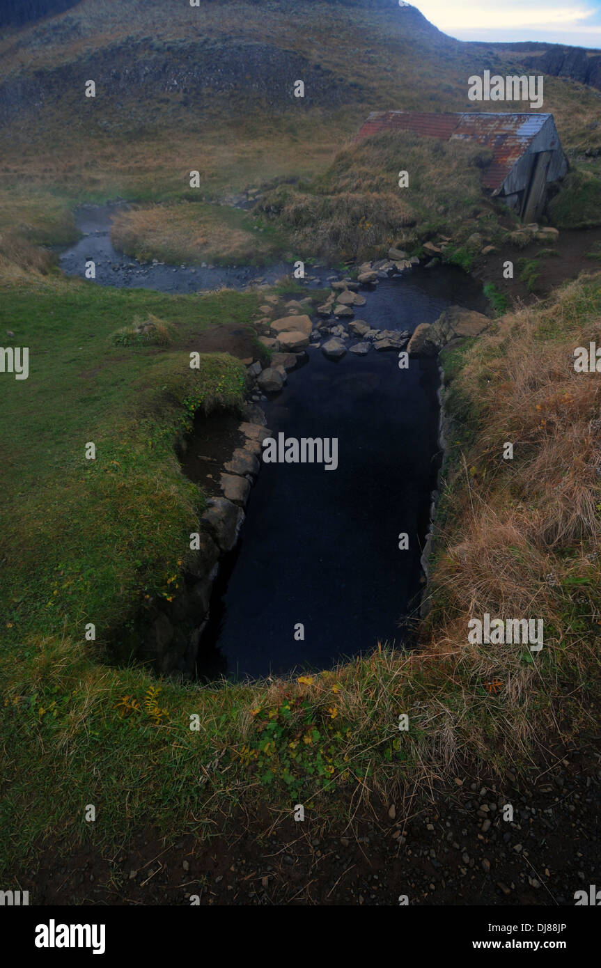 Hrunalaug, una vecchia sorgente termale vicino Fluodir, Islanda Foto Stock